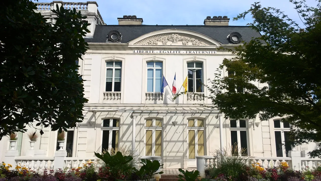 Mairie de Billère (64140), commune de la couronne paloise où Isorenov64 intervient en isolation et plâtrerie