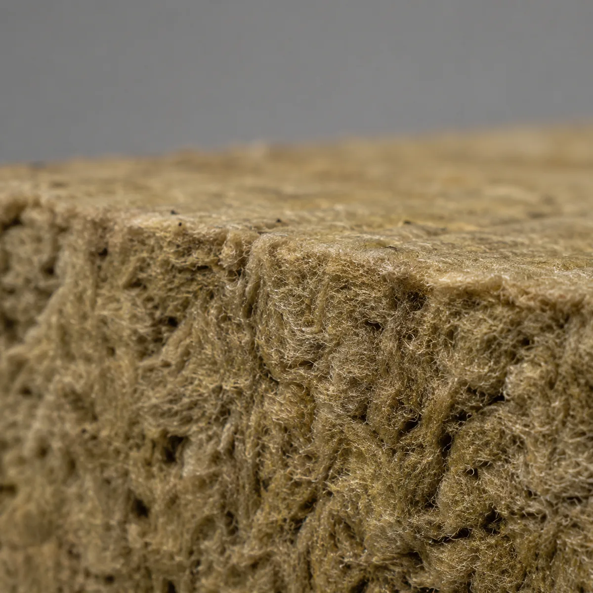 Laine de roche compacte en macro, fibres minérales denses : isolation phonique et thermique à Pau