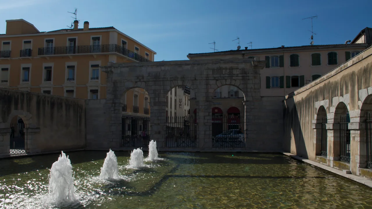 Fontaine chaude de Dax (40100), cœur thermal de la ville entouré d'immeubles de cure