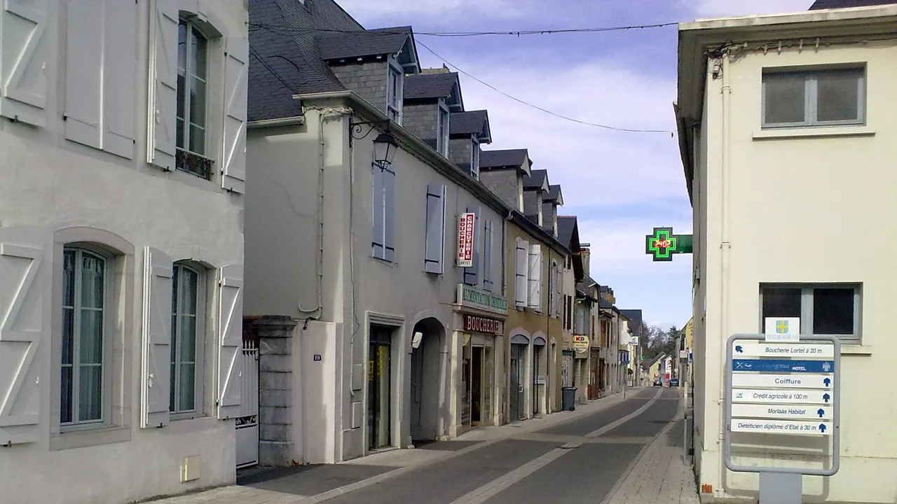 Rue principale du bourg de Morlaàs (64160), maisons anciennes mitoyennes du noyau historique