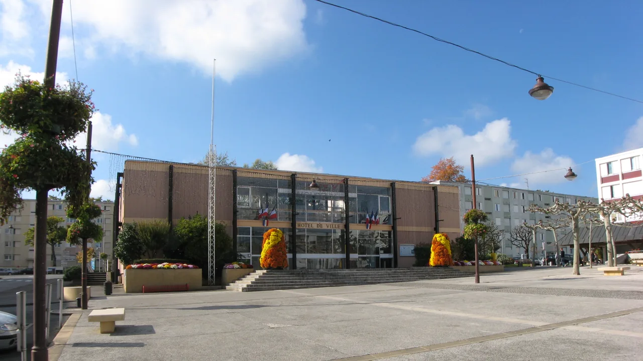 Mourenx (64) — ville neuve des années 1957-1961 Place de la mairie de Mourenx (64150) et immeubles de la ville neuve construite à la fin des années 1950 pour le gaz de Lacq