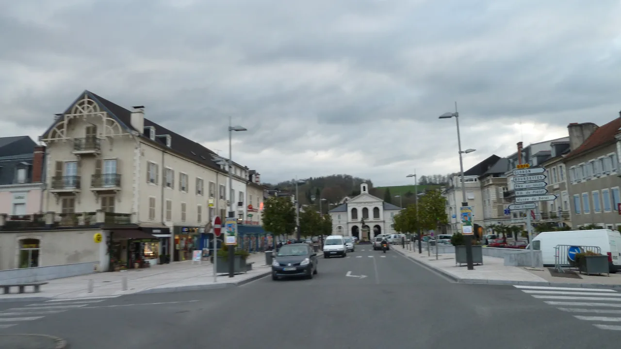 Centre de Nay (64800), bastide médiévale du piémont pyrénéen avec ses maisons alignées sur rue