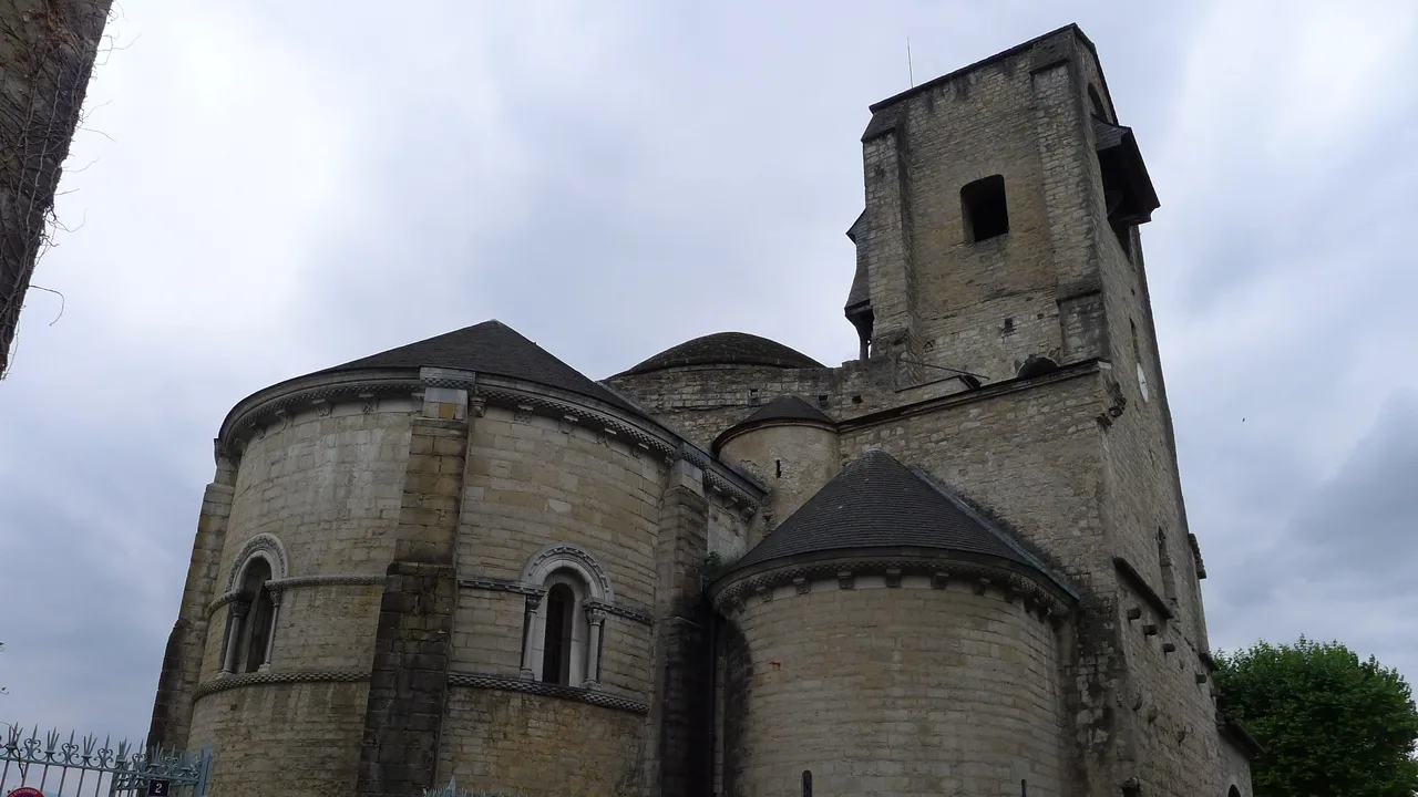 Église Sainte-Croix dans la ville haute d'Oloron-Sainte-Marie (64400), quartier ancien en pierre du Haut-Béarn
