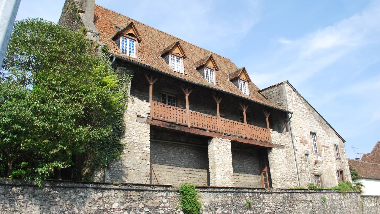 Maison médiévale en pierre du centre ancien d'Orthez (64300), bâti ancien isolé par l'intérieur