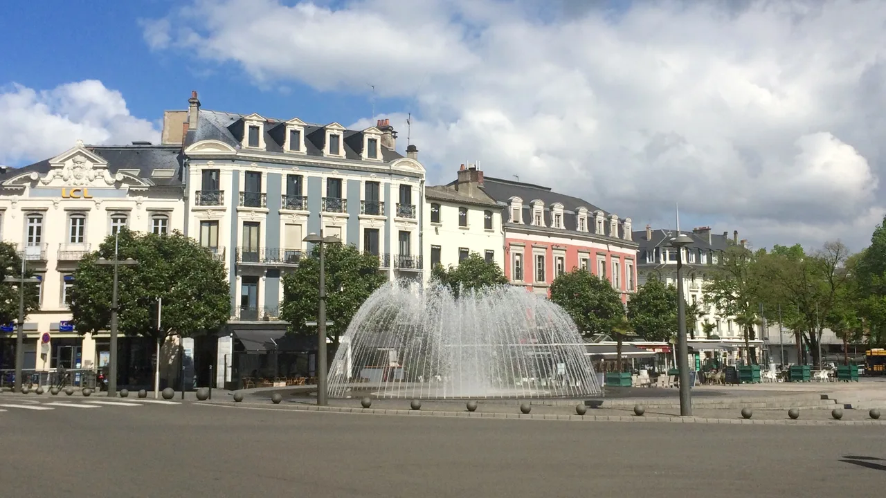 Centre de Tarbes (65) — immeubles anciens de la plaine de l'Adour Place de Verdun à Tarbes (65000), immeubles anciens du centre-ville dans la plaine de l'Adour